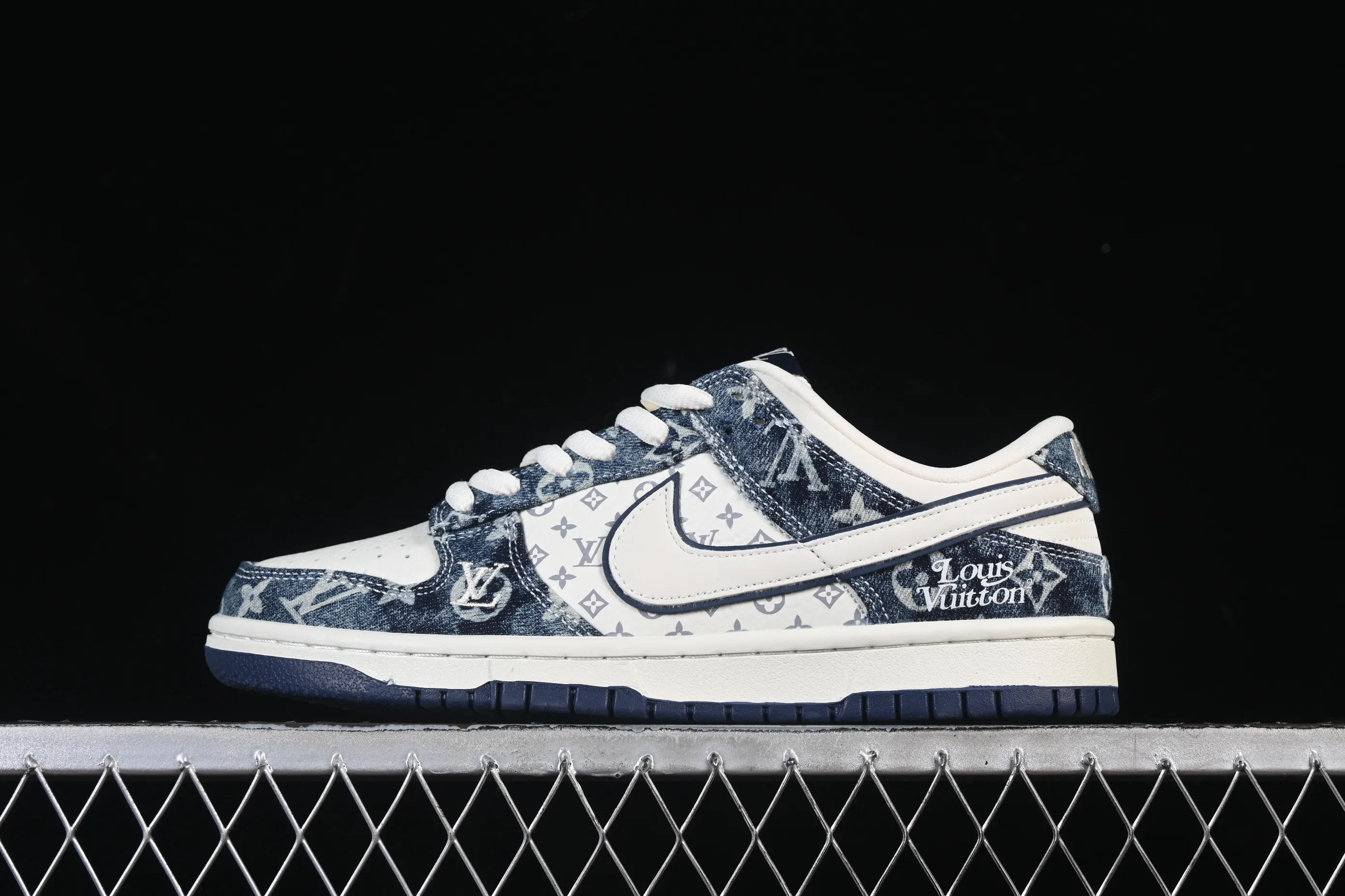 All categories Nk SB Dunk Series Nk SB Dunk Low High-end customized low-top sneakers Nike SB Dunk Low LV co-branded white and blue denim High-end customized low-top casual sneakers YF9511-902